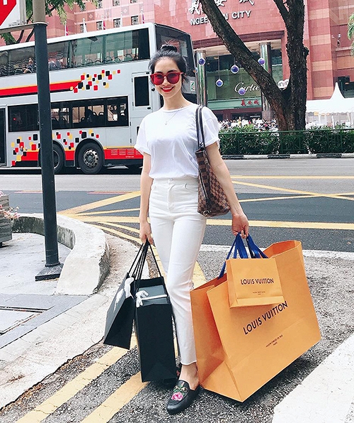 Nữ ca sĩ sở hữu nhiều mẫu túi xách hàng hiệu đến từ các thương hiệu Dior, Louis Vuitton, Gucci... có giá từ hàng chục đến hàng trăm triệu đồng.