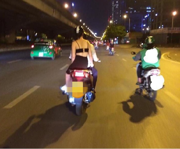 Còn cô bạn gái đi chơi với người khác.