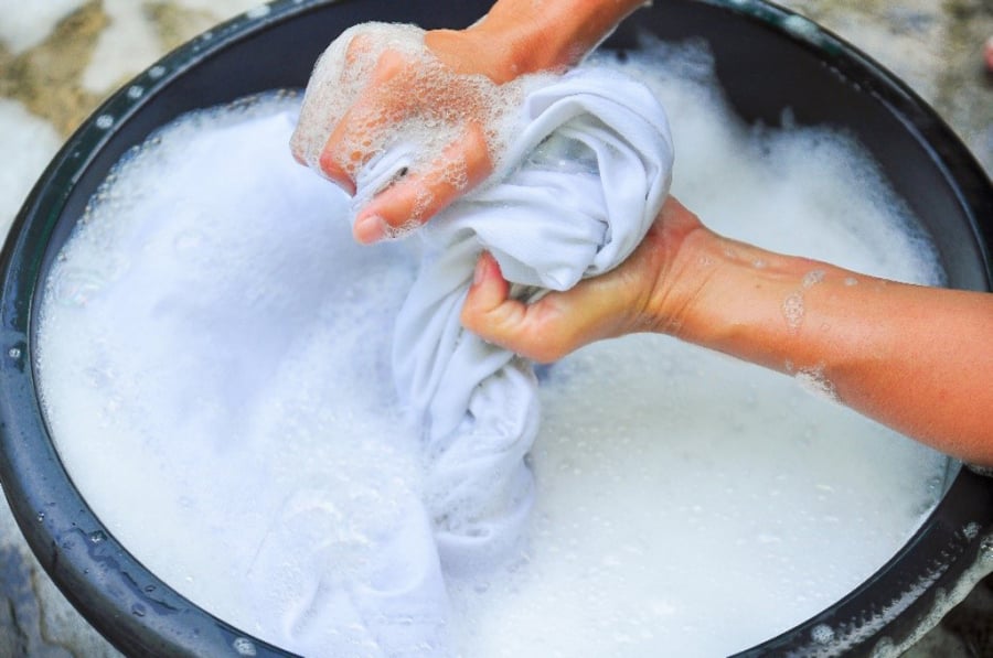 Dùng nước xúc miệng giặt quần áo hết ố vàng