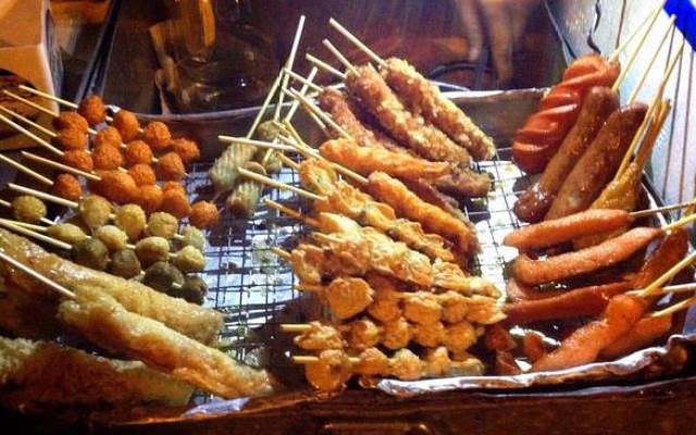 Không rán thịt  xông khói xúc xích