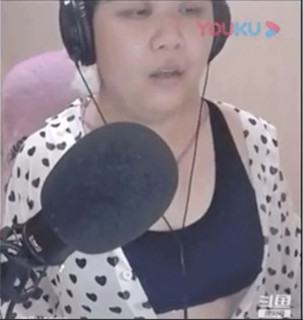 Nhan sắc thật của cô nàng khiến nhiều người ngỡ ngàng.