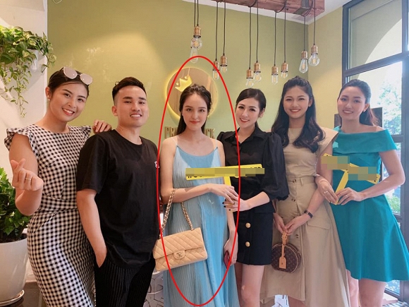 Qua hình ảnh được Hà Duy chia sẻ, Hoàng Anh tiếp tục để lộ vòng hai khác thường. Chính điều này khiến cộng đồng mạng không khỏi nghi ngờ Hoàng Anh đang mang bầu lần hai. Tuy nhiên, phía người đẹp vẫn chưa hề có động thái nào về những tin đồn này.