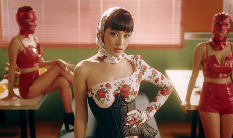 Phối ngoài bộ váy là một chiếc corset màu đen    