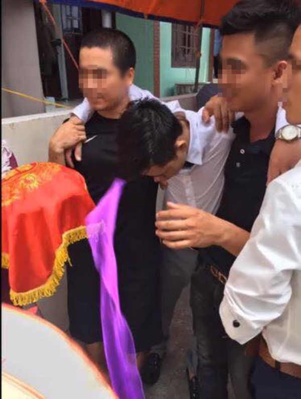 Chú rể say mềm người khi đi đón cô dâu.