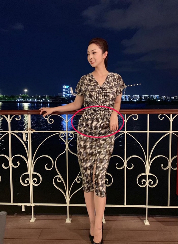 Hoa hậu Jennifer Phạm lộ vòng hai bất thường, vướng nghi án mang bầu lần 4.  