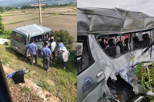 Ô tô 16 chỗ bị tàu hỏa tông bẹp dúm.