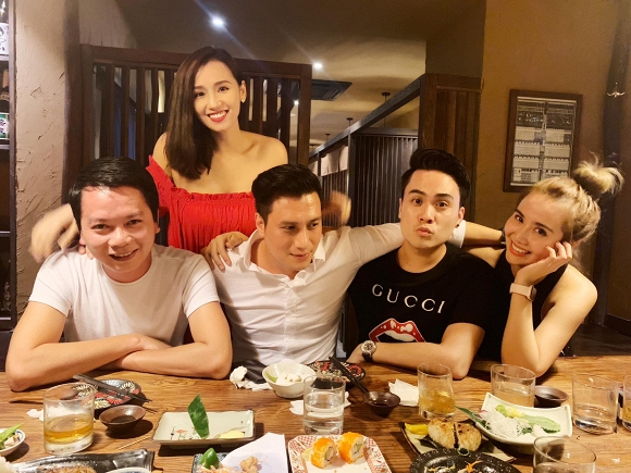 Việt Anh (áo sơ mi trắng) với khuôn mặt sau Shbet888 tiền thưởng cực khủng. 