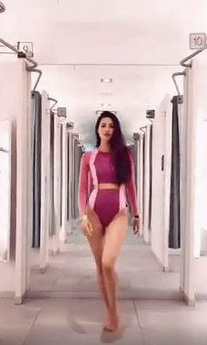 Hình ành được cắt từ clip được Phạm Hương đăng tải.