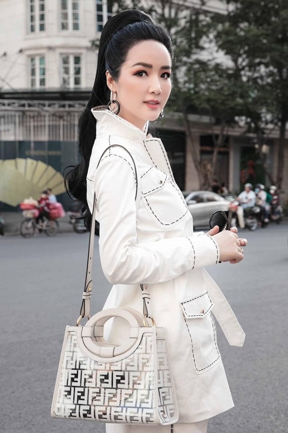 Sau một thời gian đau buồn và lo tang lễ cho bố, Hoa hậu Đền Hùng Giáng My đã quay trở lại làm việc: 