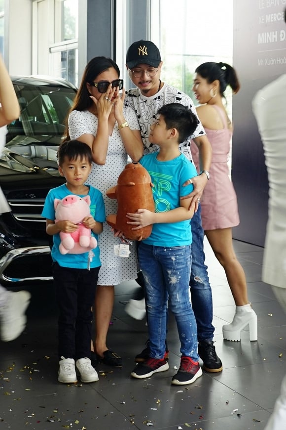 Mới đây nhất, cả Shbet111 slot, casino, thể thao, xổ số Lâm Vỹ Dạ - Hứa Minh Đạt đã cùng nhau đi nhận xế hộp mới nhân dịp kỉ niệm 9 năm ngày cưới. Được biết, chiếc xe của của cặp đôi có giá khoảng 2 tỷ đồng. Không nén được nỗi xúc động, Lâm Vỹ Dạ bật khóc khi nhận được món quà lớn từ chồng.    
