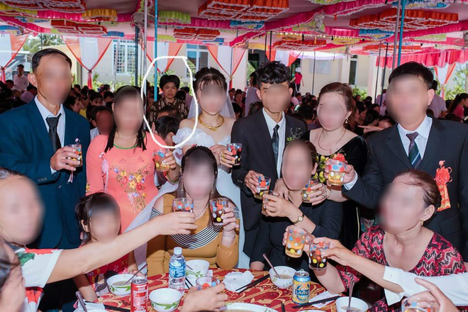 Người phụ nữ xuất hiện ở hầu hết các bức ảnh của cô dâu chú rể.