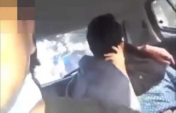 Cặp đôi thể hiện tình cảm ngay trên xe taxi.