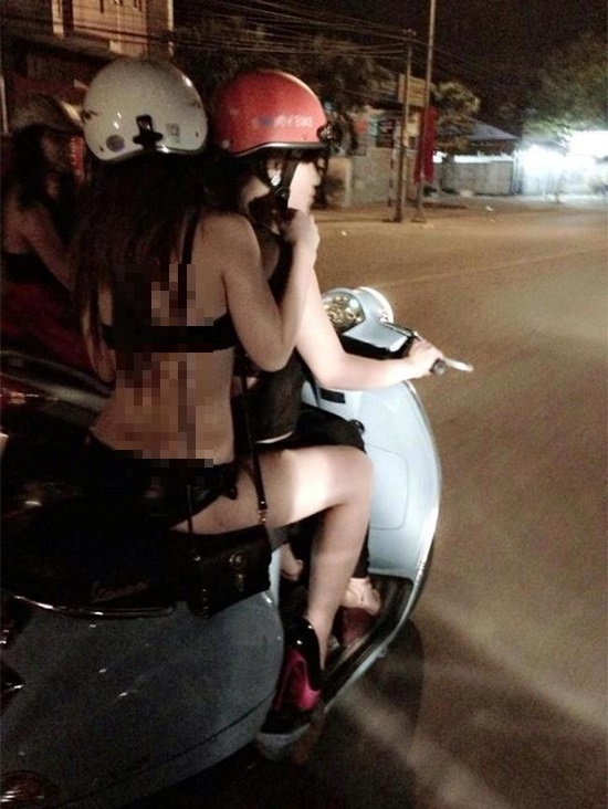 Cô gái này cũng diện một bộ bikini đi dạo tối gây phản cảm.