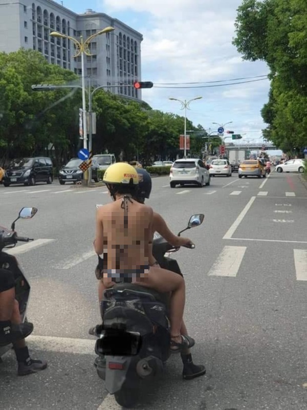 Nhiều người ngán ngẩm vì cách ăn mặc của 2 cô gái.