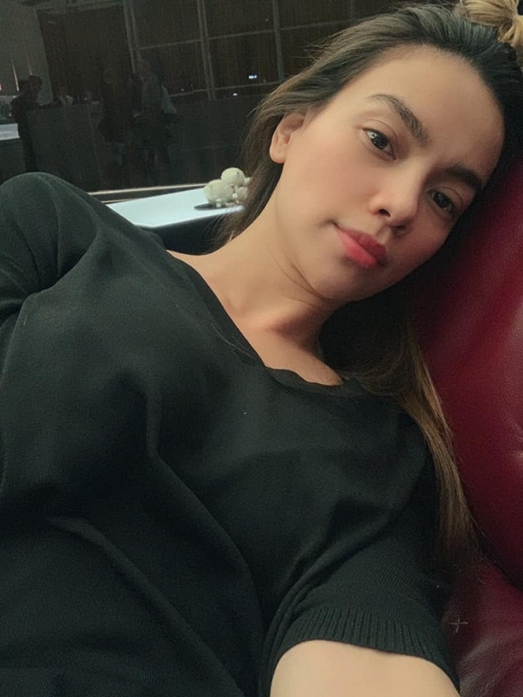 Hồ Ngọc Hà than thở, khóc sướt mướt khi gặp cảnh máy bay bị delay.