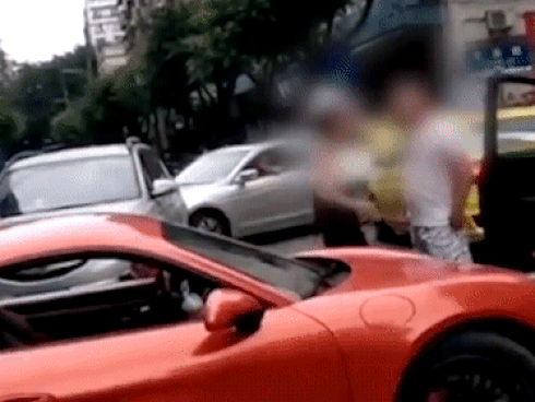 Người phụ nữ sau đó cũng bị nam tài xế kia tát lại.