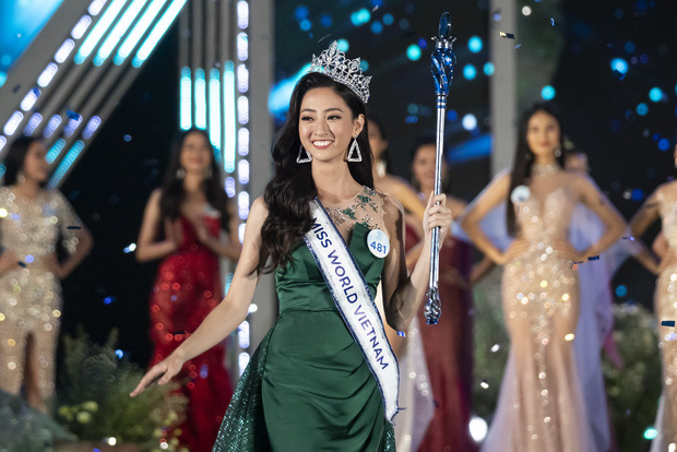 Khoảnh khắc Lương Thùy Linh đăng quang ngôi vị Hoa Hậu Thế Giới Việt Nam 2019.