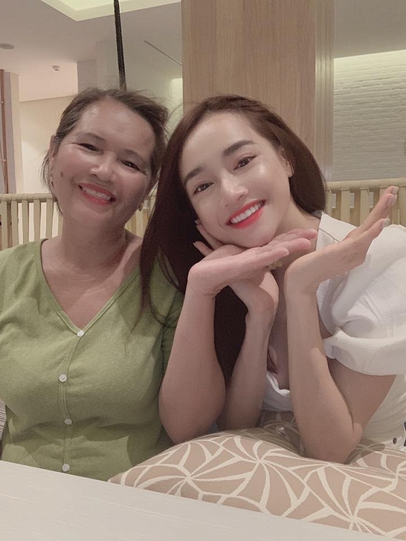 Nhã Phương đăng tải hình ảnh chụp cùng mẹ đi kèm dòng trạng thái được chia sẻ.