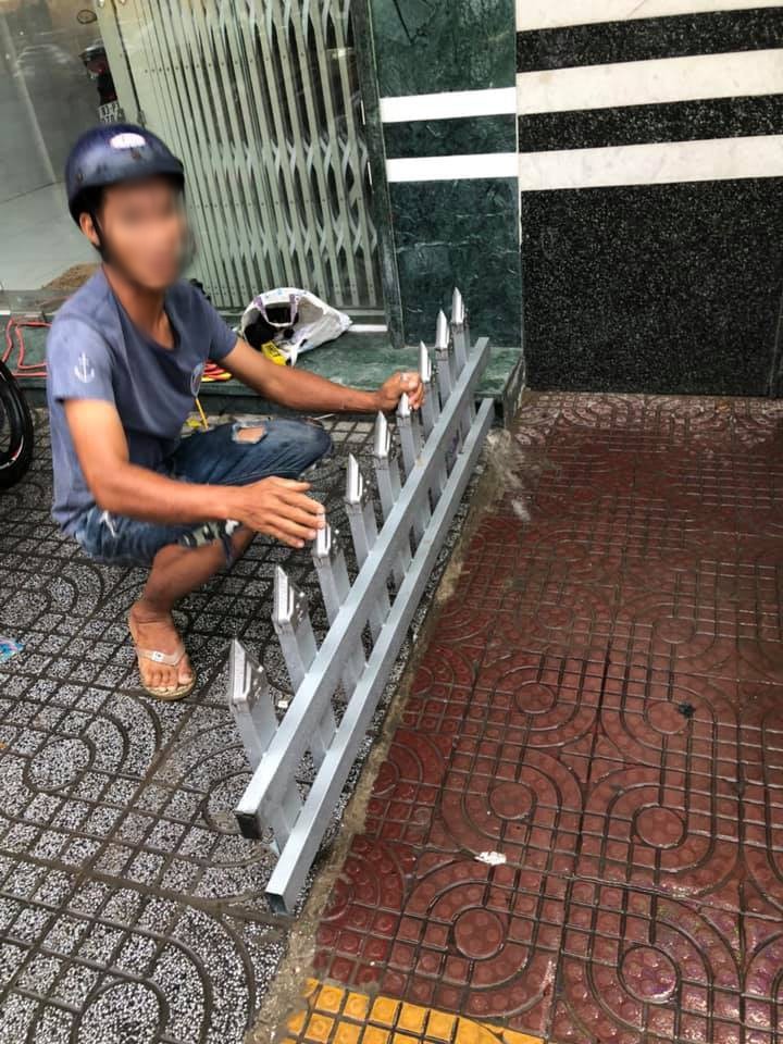 Hàng rào sắt nhọn hoắt khiến ai cũng lo sợ.