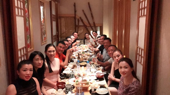 Mới đây trên trang cá nhân, Cường Đô La vừa chia sẻ hình ảnh cùng bà xã Đàm Thu Trang gặp mặt hội bạn yêu siêu xe và tốc độ. Đồng thời, Cường Đô La cho biết sẽ có một triển lãm và một chuyến tranh tài cùng các bạn vào tháng 10 tại Đà Nẵng, Lào, Thái Lan, Camupuchia, TP HCM.     