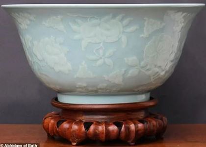 Chiếc bát sứ màu xanh được người phụ nữ tìm thấy trong lúc dọn nhà. Ảnh: Aldridges of Bath.