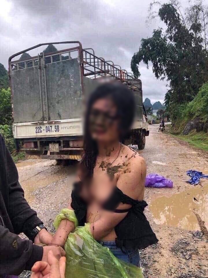 Cô gái trẻ nghi bị nhóm người đánh ghen.