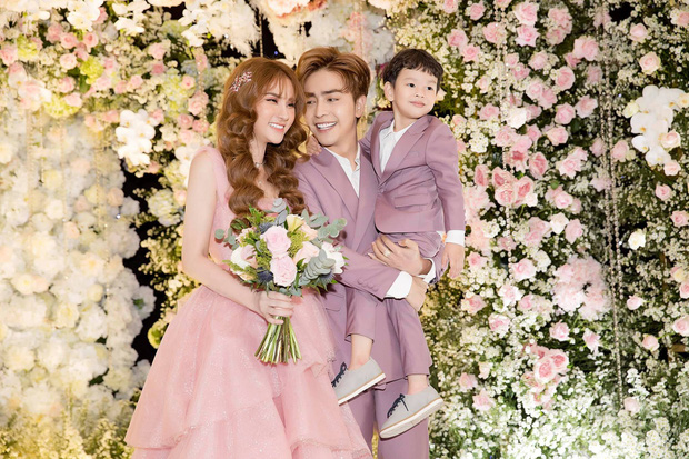 Mới đây trên các diễn đàn về showbiz, đoạn clip ngắn được cắt từ phần livestream của vợ chồng nữ ca sĩ Thu Thủy và bé Henry được chia sẻ liên tục. Qua đoạn clip được đăng tải, có thể thấy Kin Nguyễn đã kéo tay bé Henry - con trai riêng của nữ ca sĩ xuống dưới bàn khiến bé nhăn mặt và rút tay lại. Không chỉ có thế, chính hành động liên tục xoa tay và trấn an con của Thu Thủy cũng làm khiến dư luận bàn tán xôn xao. 