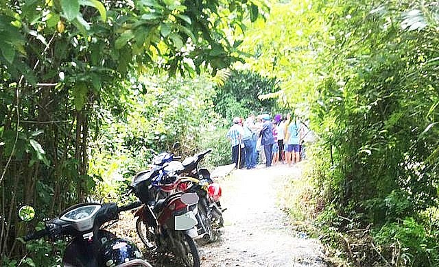 Công an tiến hành khám nghiệm hiện trường.