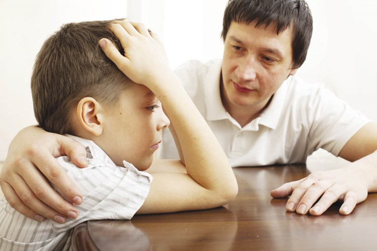 Không cho con khóc là một việc làm sai