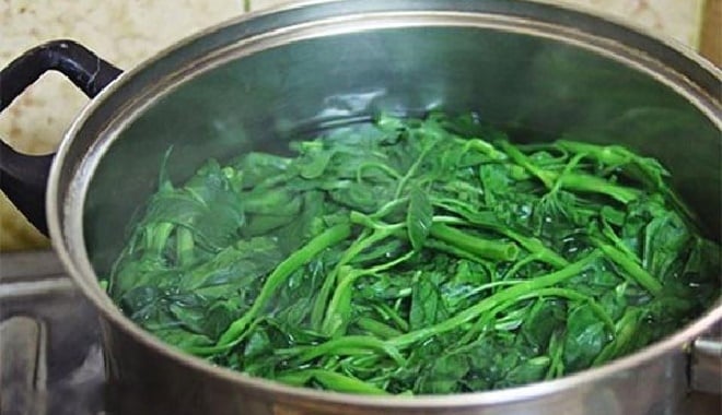 Khi luộc rau nên mở vung