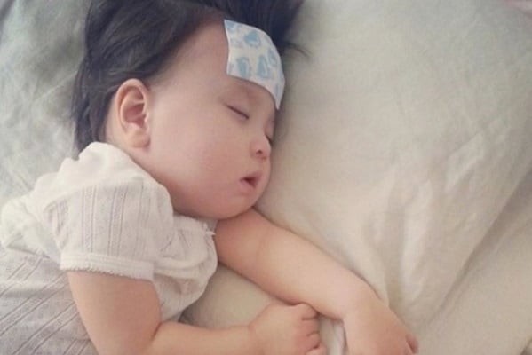 Khi trẻ sốt cao mẹ nên nới lỏng quần áo