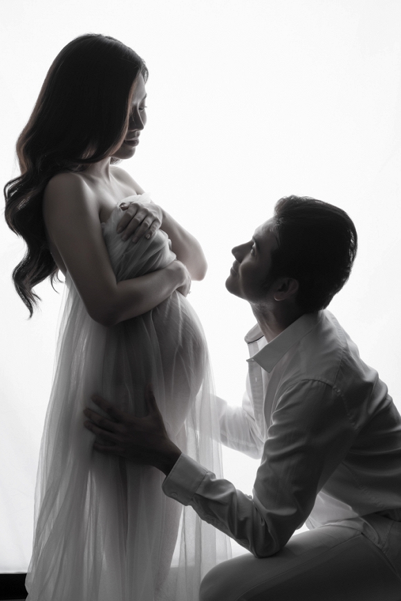Thời điểm Quatrian shbet hiện đang mở, cặp đôi bị nhiều đồng nghiệp trêu ghẹo cưới chạy bầu nhưng nhân vật chính đều từ chối.