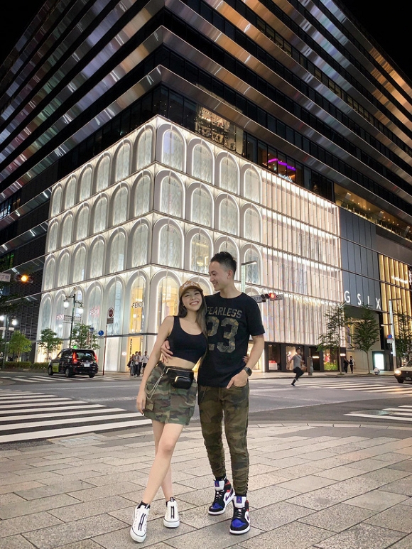 Vốn được biết là người kín tiếng trong đời tư, nhưng mới đây, Anh Vũ đã thoải mái hơn khi công khai chia sẻ khoảng khắc tình tứ bên người yêu trên trang cá nhân. Qua hình ảnh được nam diễn viên khoe với cộng đồng mạng có thể thấy, bạn gái của Anh Vũ sở hữu vẻ ngoài xinh đẹp, sắc sảo và thân hình vô cùng nóng bỏng.    