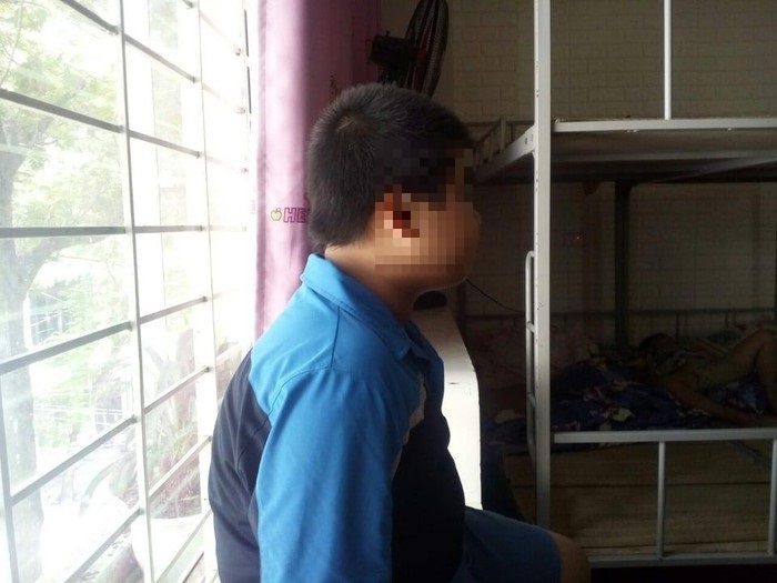 Bé trai bị bố và mẹ kế bạo hành.