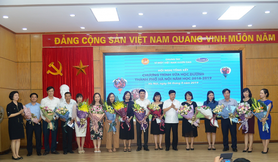 Ban tổ chức trao tặng những phần quà tuyên dương 16 quận, huyện hoàn thành tốt công tác tuyên truyền và tổ chức với số trẻ tham gia trên 90% của chương trình Sữa học đường Hà Nội năm học 2018-2019