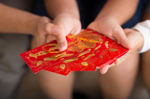 Mơ thấy nhặt được bao lì xì là sự may mắn
