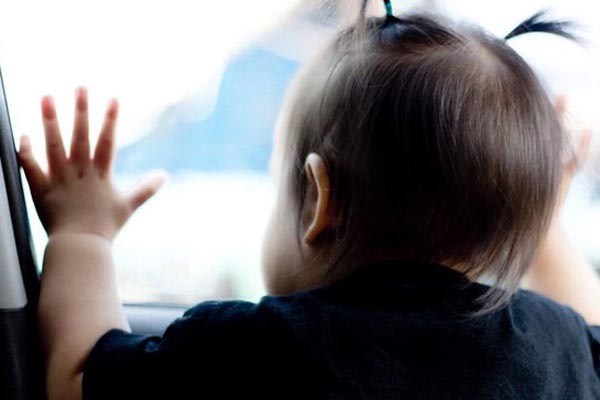 Dạy trẻ đến của kính trước vô lăng kêu gọi cầu cứu