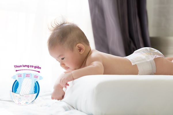 Tã dán sơ sinh Bobby với thiết kế co giãn linh hoạt giúp mẹ yên tâm vì bé yêu được nâng niu và bảo vệ