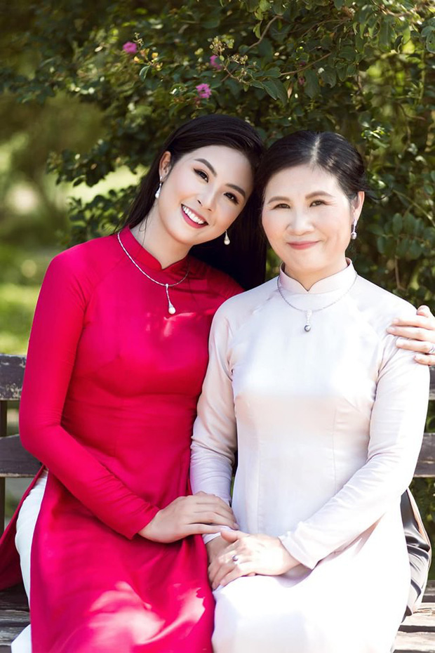 Người đẹp gửi gắm tất cả tâm tình vào lá thư online đầu tiên cô dành tặng mẹ mình, kèm theo đó là bộ áo dài cho chính tay cô thiết kế.