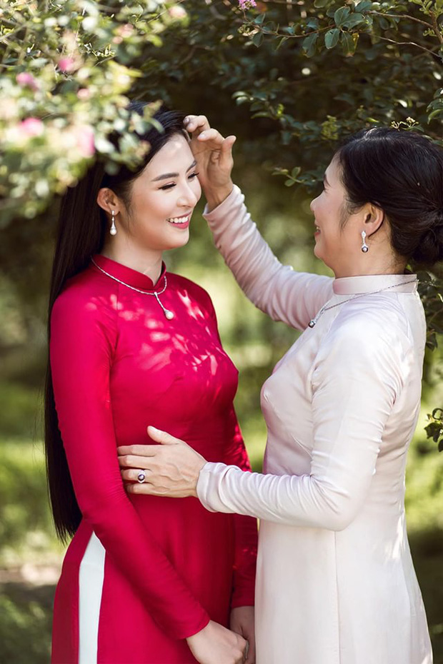Mẹ Ngọc Hân xuất hiện vô cùng trẻ trung và rạng rỡ bên cạnh con gái của mình.    