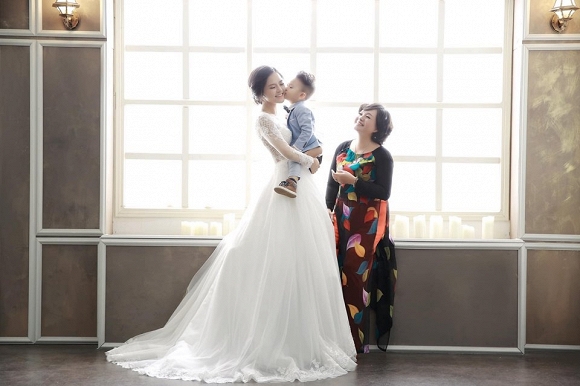 Nữ diễn viên chia sẻ hình ảnh mặc váy cưới bên mẹ và con trai.  