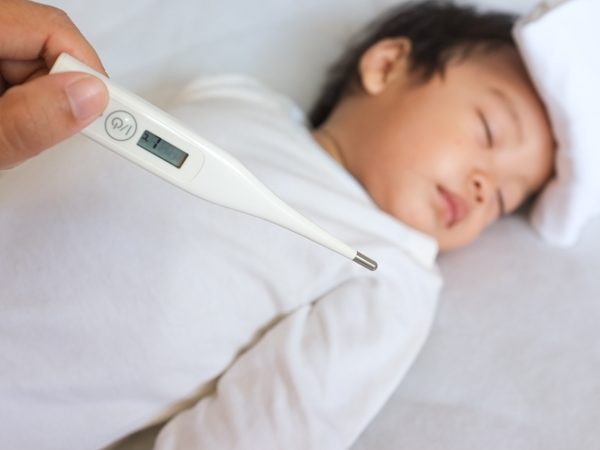 Không chườm lạnh khi bé sốt