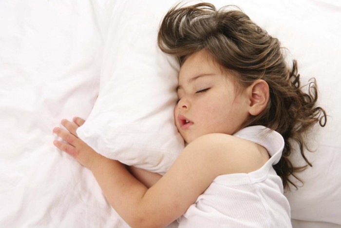 Không cho bé chạy nhảy trước khi ngủ