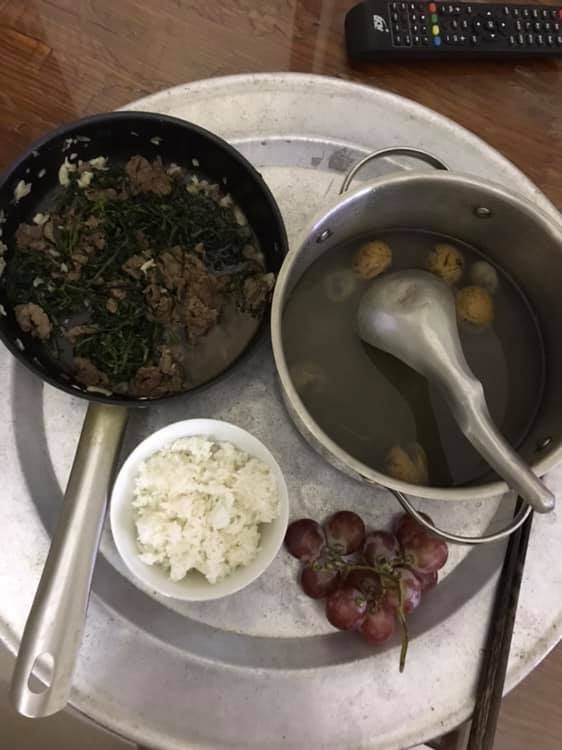 Hình ảnh mâm cơm được anh chàng chia sẻ.