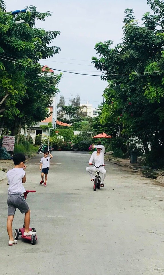 Hà Hồ tranh thủ ngày cuối tuần vui chơi cùng con trai.