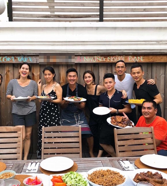 Tăng Thanh Hà lộ thân hình gầy gò khi đi ăn cùng hội bạn nhưng bù lại, cô nàng vẫn sở gương mặt xinh tươi, rạng rỡ.