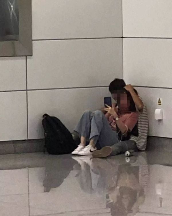 Cô gái bị chàng trai dí dao vào cổ uy hiếp.