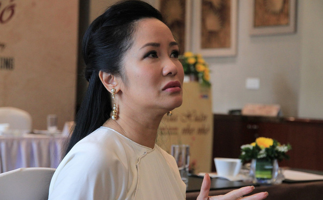 Được biết từ nhỏ Hồng Nhung đã sống với bố, những tưởng cả một đời bố chăm sóc cho mình thì khi về già ông sẽ được bù đắp nhưng cho đến bây giờ bố nữ ca sĩ lại tiếp tục chăm sóc cho các cháu. Theo đó, Hồng Nhung cho biết: 
