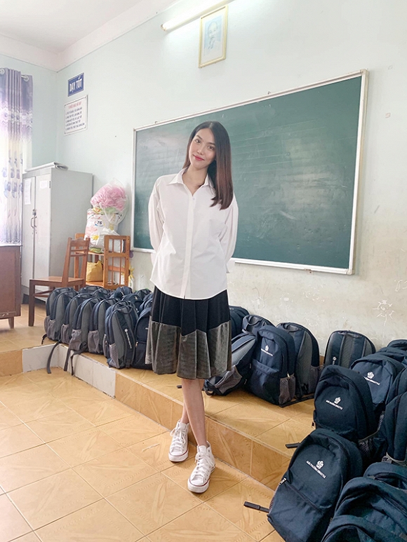 Dù đang mang thai nhưng Lan Khuê rất tích cực tham gia các công tác thiện nguyện. Trong hình ảnh mới đăng tải, cô diện sơ mi trắng, chân váy xếp li phối cùng giày thể thao cứ như Mừng SHBET phiên bản mới 2025 mới ra trường hơn là bà bầu 6 tháng thai kì.    