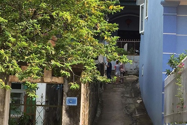 Ngõ lên nhà nạn nhân. (Ảnh: Dân Việt)